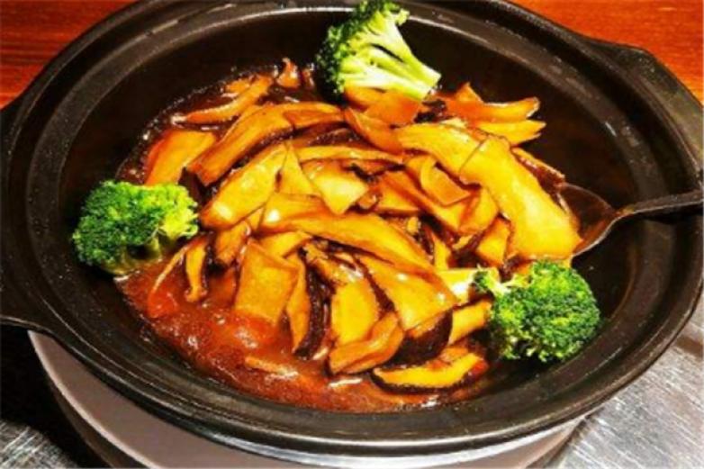 煲三国鲍汁鸡饭
